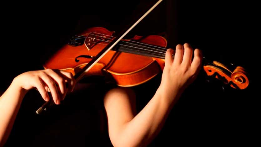 Imagen de mujer tocando violín