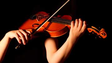 Imagen de mujer tocando violín