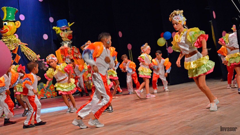 Niños bailan en festival 