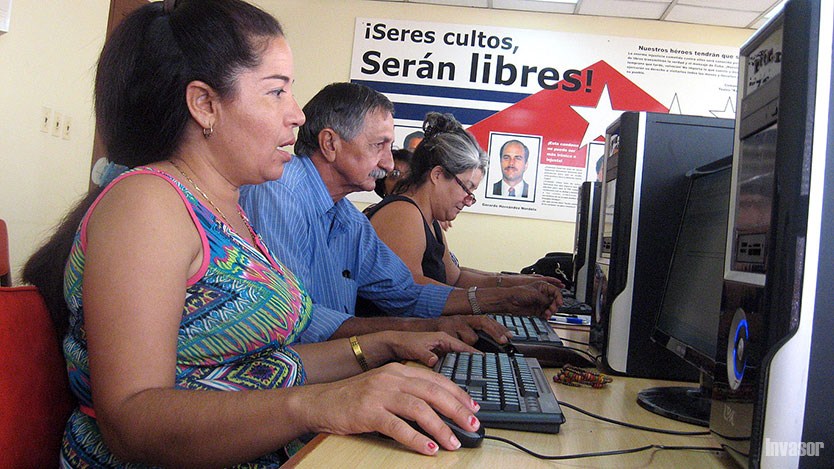 Mujeres y hombre trabajan en el proyecto