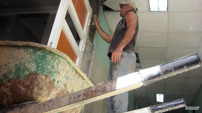 Obrero repellando pared
