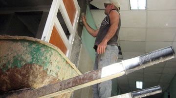 Obrero repellando pared