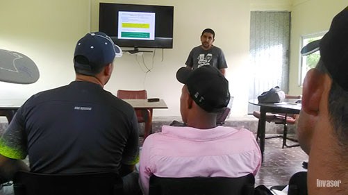 Profesor diálogo con sus alumnos