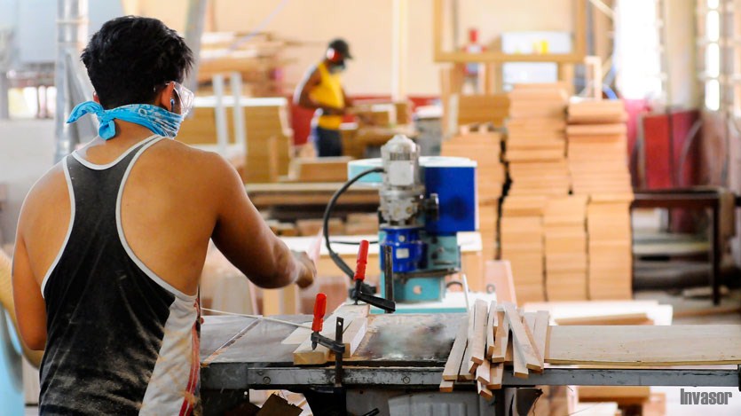 Hombre realiza muebles 