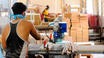 Hombre realiza muebles 
