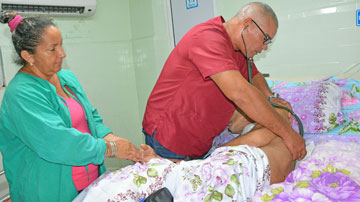 Médico atiende a paciente