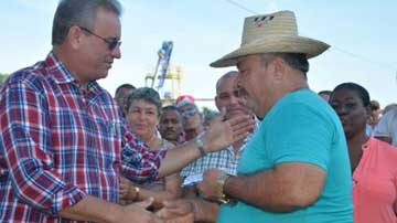 Dos personas saludándose en primer plano