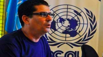 Persona en primer plano hablando