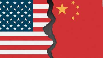 Cartel con banderas de EE.UU y Beijing