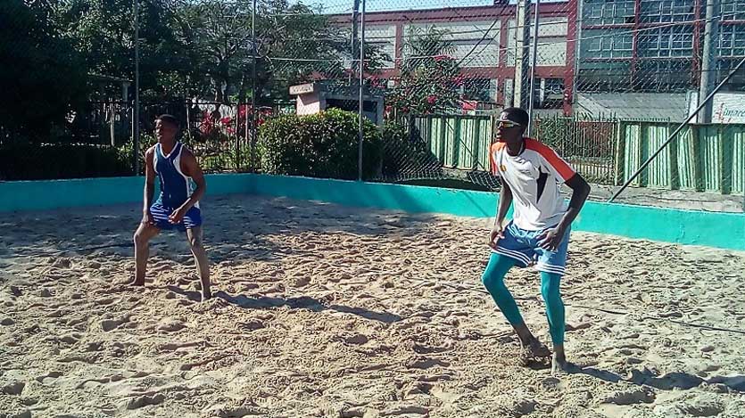 Voli de playa, personas jugando