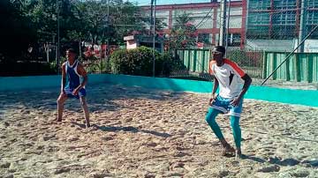 Voli de playa, deportistas jugando