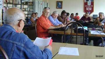Personas sentadas en un salón
