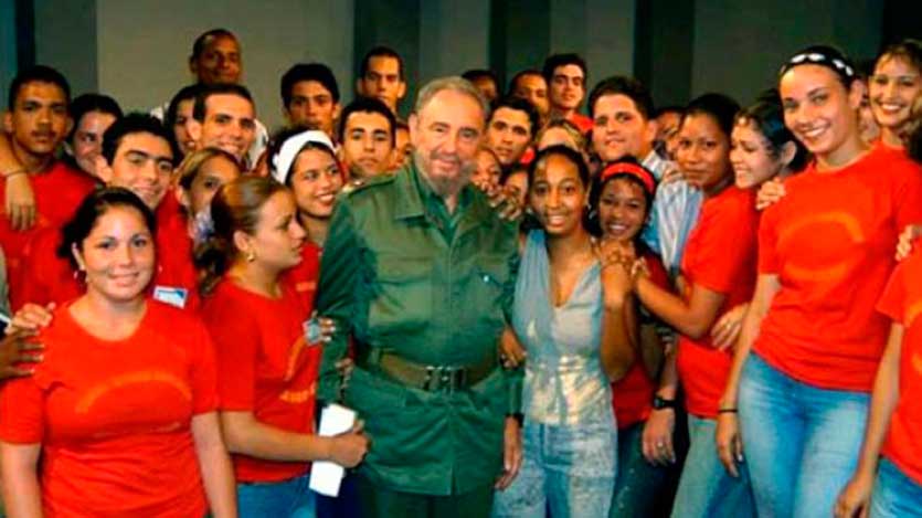 Fidel junto a jóvenes artistas