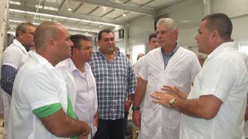 Miguel Díaz-Canel en industria Ceballos, Ciego de Ávila