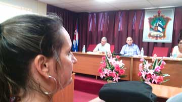 Personas reunidas en salón junto a Ena Elsa Velázquez Cobiella