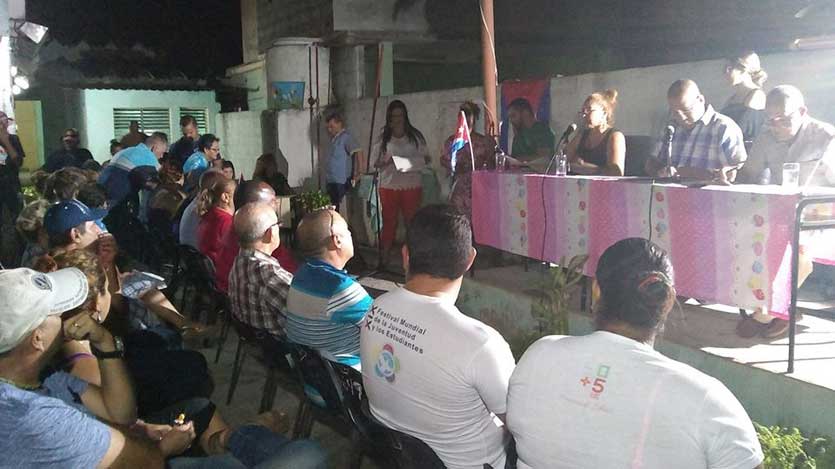 Personas debatiendo el proyecto de Reforma Constitucional