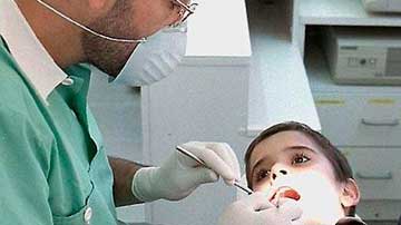 Niño y estomatólogo