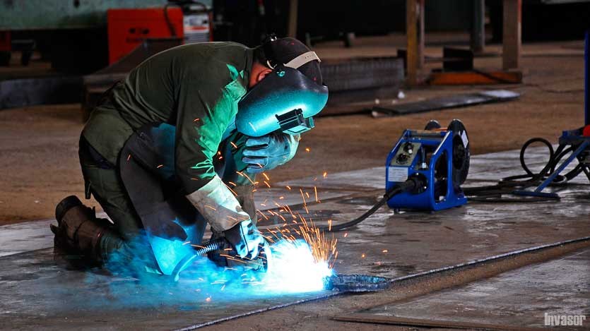 Hombre en proceso laboral y productivo