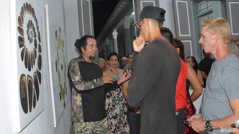 Personas en la galería de arte