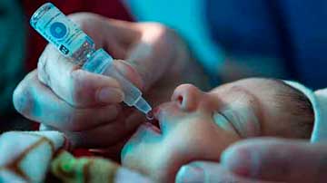 Niño y médico, vacuna