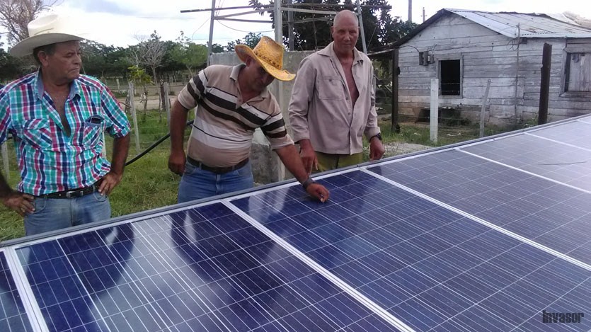 Hombres muestran panel solar