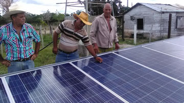 Hombres muestran panel solar