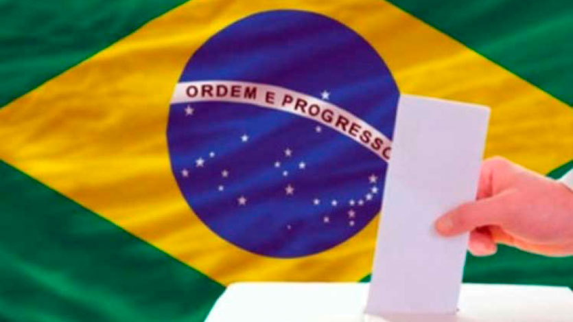 Bandera Brasil y urna de votación 