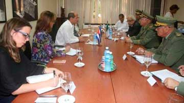 Representantes de estados de Cuba y Argelia