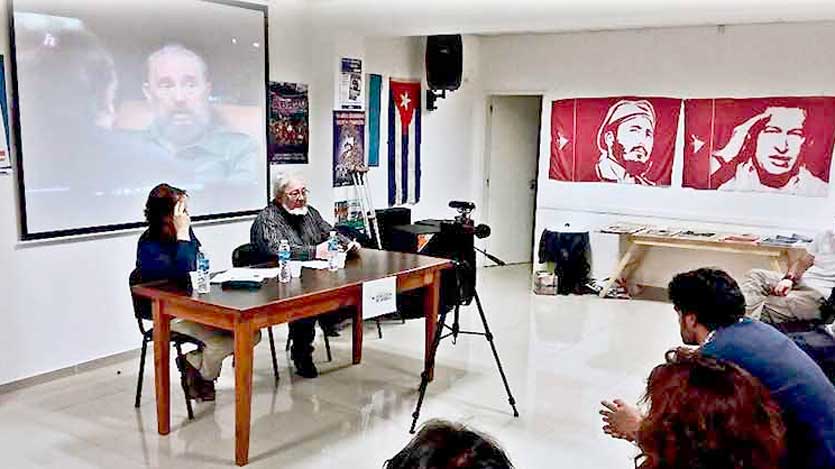 Personas reunidas en cátedra dedica a Fidel Castro en Argentina