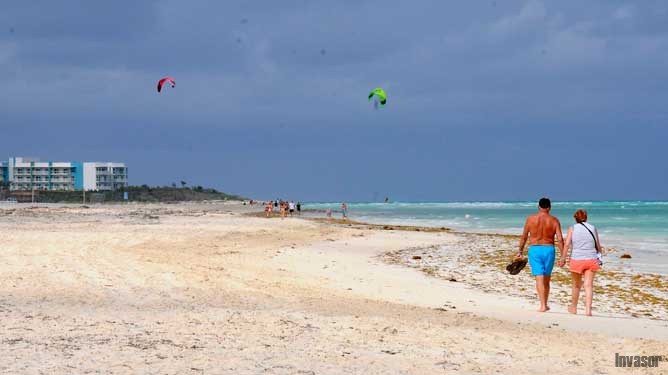 Playa de Cayo Coco, pareja en la arena