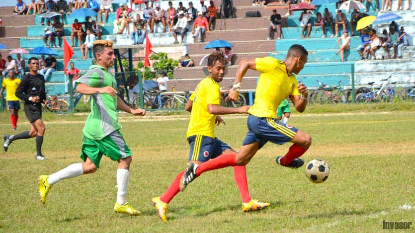 Jóvenes atletas futbolistas
