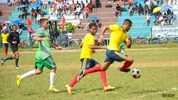 Jóvenes atletas futbolistas