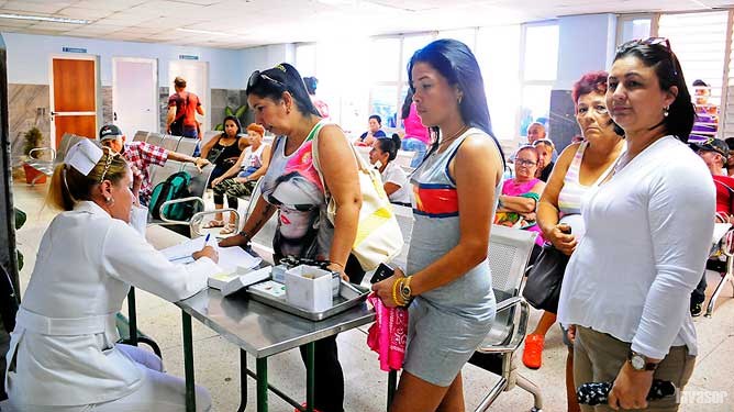 Enfermera y paciente en un salón