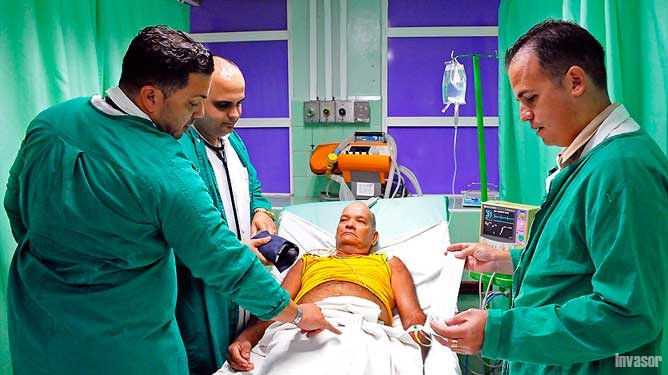 Médicos junto a paciente en camilla