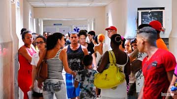 Personas en el salón del Hospital