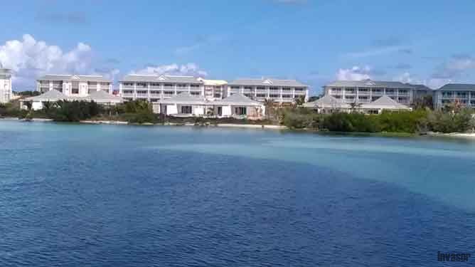 Mar y hoteles en Cayo Coco