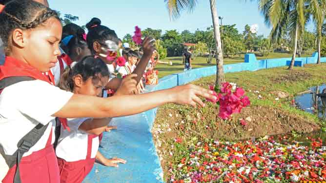 Niños depositan flores a Camilo