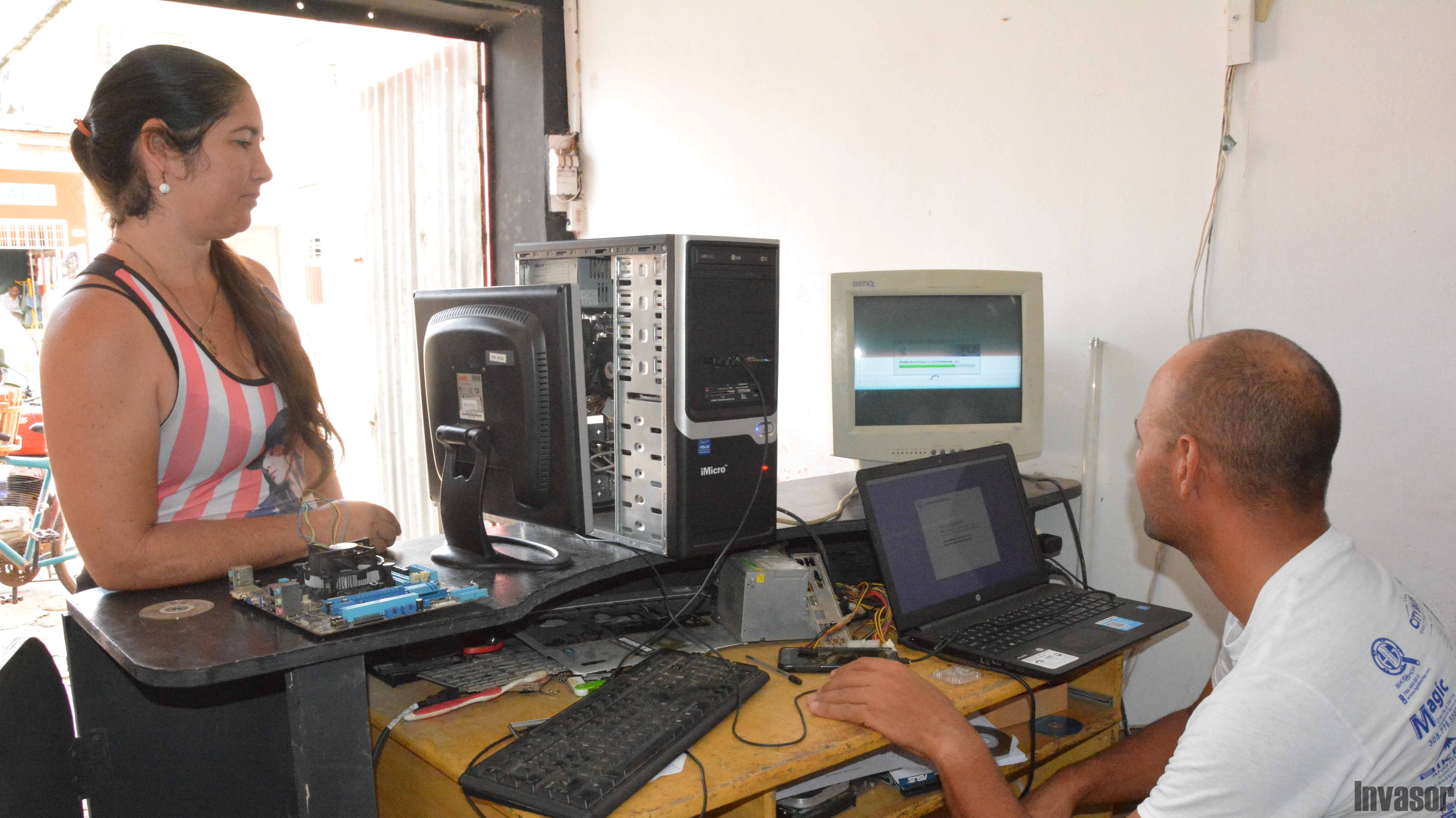 Mujer en taller de computación