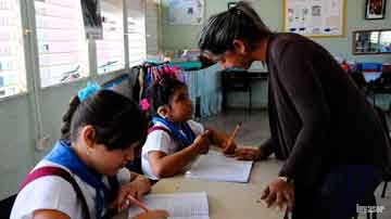 Maestra y niñas