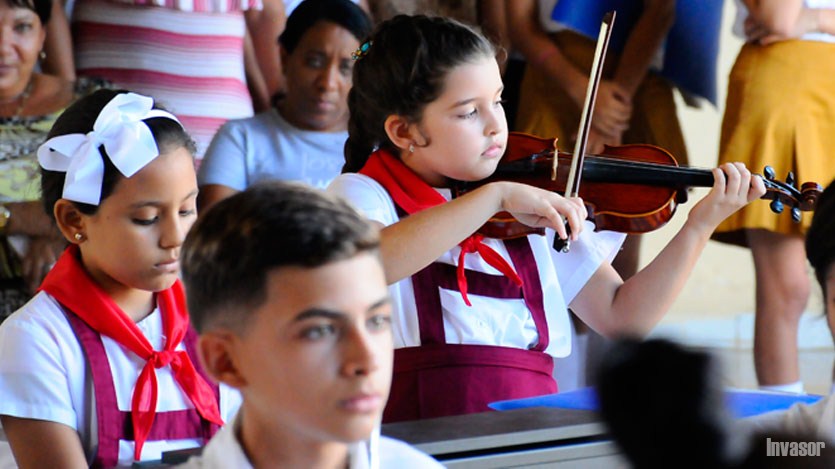 Pionera tocando el violín