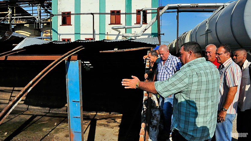 Félix Duarte Ortega indaga, en la refinería del central Enrique Varona