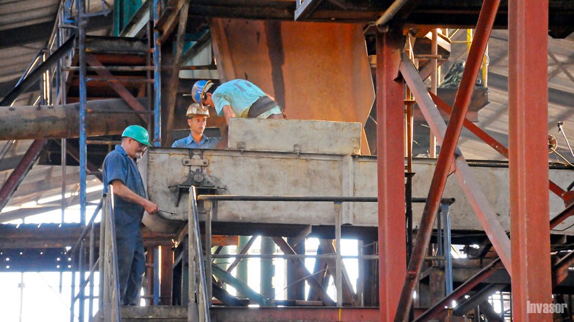 Hombres trabajan en reparación de central