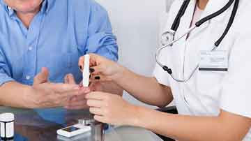 Persona con deabetes y doctora