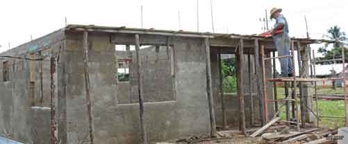 Hombre construyendo casa