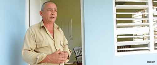 Hombre parado en su casa