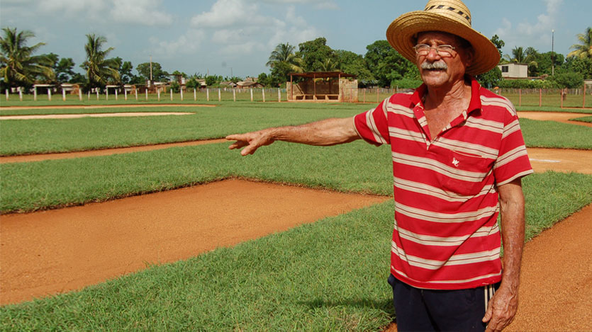 Hombre en campo deportivo