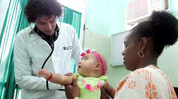 Médico, niña y mamá