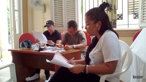 Mujer y hombres leyendo