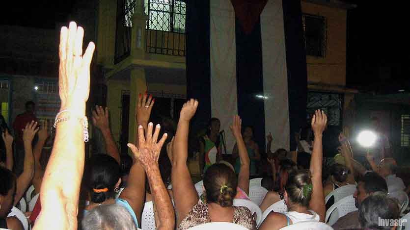 Manos arriba, personas reunidas