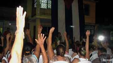 Manos arriba, personas reunidas